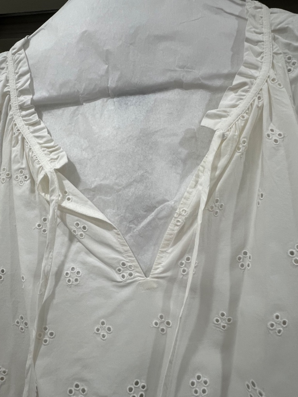 GAP NWT Size Small Eyelet Top WHITE - Picture 3 of 7